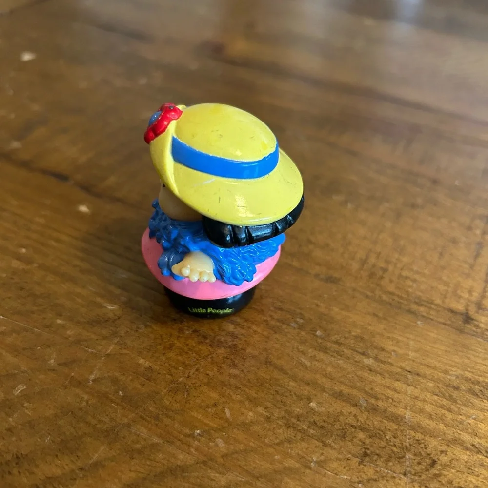 2002 Fisher Price Little People SONYA LEE TEA PARTY GIRL wearing Yellow Hat